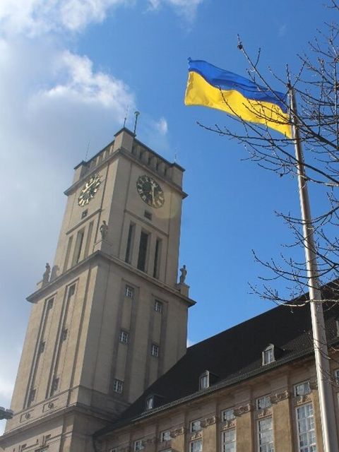 Die gehisste ukrainische Flagge vor dem Rathaus Schöneberg