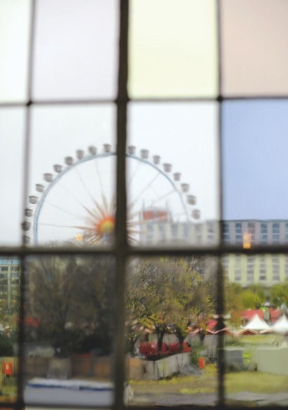 Blick durch die Fenster des Roten Rathauses auf den Weihnachtsmarkt am Alexanderplatz
