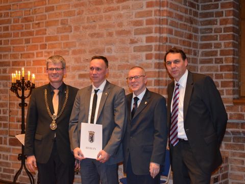 Bildvergrößerung: Bezirksbürgermeister Helmut Kleebank, Thorsten Lewandowski, BVV-Vorsteher Joachim Koza und Raiko Thal