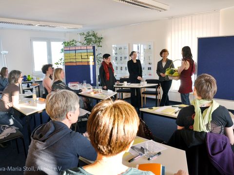 Bildvergrößerung: mehrere Frauen nehmen an einem Workshop teil