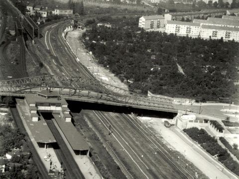 Enlarge photo: Luftaufnahme S-Bahnhof Bornholmer Straße; Mitte: Bösebrücke; rechter Bildrand: Grenzanlagen 1961