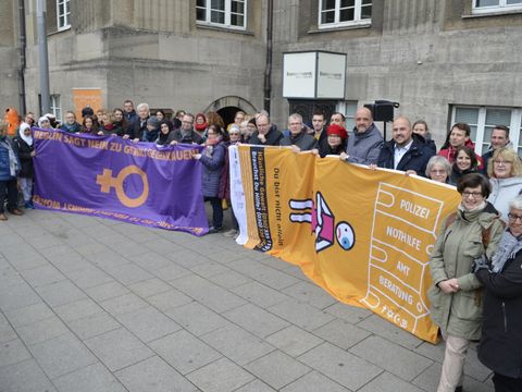 Bildvergrößerung: Gruppenfoto vor dem Rathaus Spandau anlässlich des Internationales Tages gegen Gewalt an Frauen