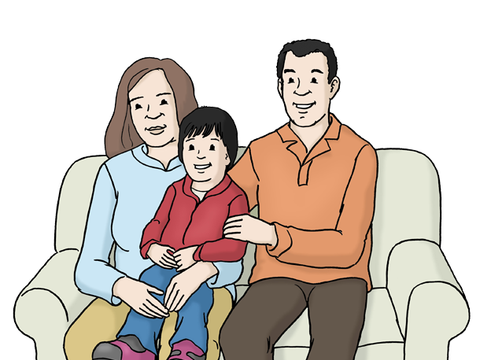 Eltern mit Kind auf dem Schoß sitzen auf einem Sofa