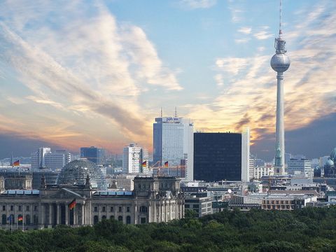 Panorama von Berlin mit Tiergarten, Reichtag und Fernsehturm