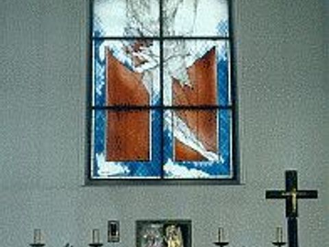 Heilig-Geist-Kirche, Hochaltar und Chorfenster