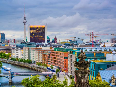 Berlin-Panorama mit Fernsehturm und Spree