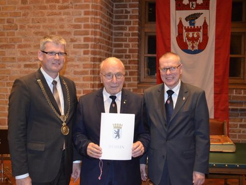 Bildvergrößerung: Bezirksbürgermeister Helmut Kleebank, Helmut Götzner und Bezirsverordnetenvorsteher Joachim Koza (von links nach rechts)