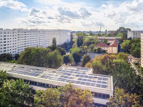 Bis 2024 müssen alle öffentlichen Bauten in Berlin mit Solarpaneelen ausgestattet sein, wie hier die Schule am Fennpfuhl