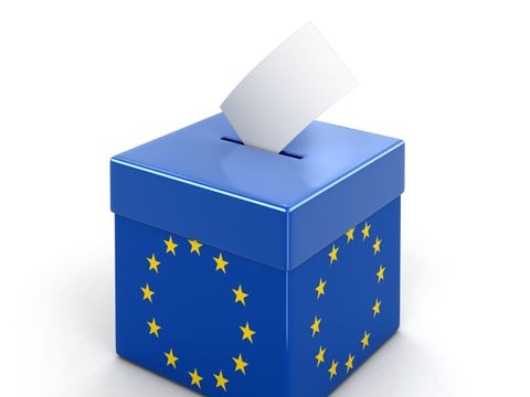 Wahlurne in EU-Farben in der ein Zettel steckt