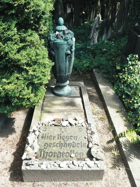 Bildvergrößerung: Grabstätte für geschändete Thorarollen, 2009