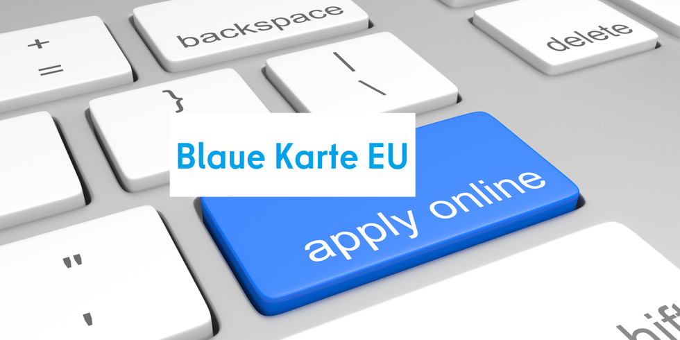 Computertastatur mit dem Text Blaue Karte EU und einer blauen Taste mit der Aufschrift "apply online"