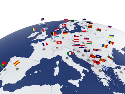 Europa-Karte mit Flaggen in einer Globusansicht