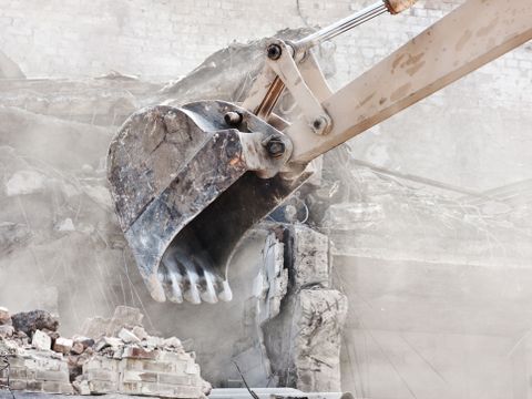 Rezyklierte Gesteinskörnungen Beton, Bagger bei Abbrucharbeiten