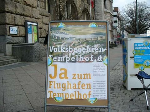 Ein Plakat der Bürgerinitiative vor dem Rathaus Charlottenburg, 24.1.2008, Foto: Sven Janda