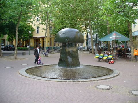 Bildvergrößerung: Leon-Jessel-Platz mit Wasserpilz, 20.5.2008, Foto: KHMM