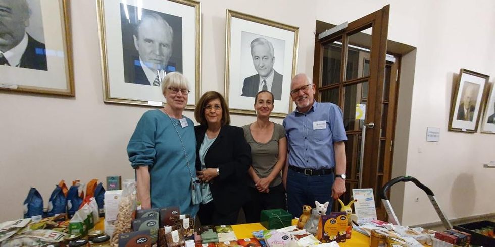 Bezirksverordneten-Vorsteherin Judith Stückler begrüßte die Steuerungsguppe Fair Trade vor dem BVV-Saal