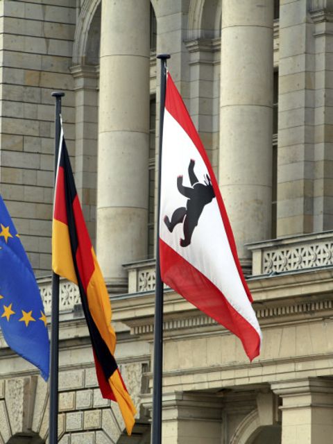Flaggen vor Berliner Abgeordnetenhaus