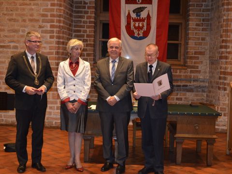 Bildvergrößerung: Bezirksbürgermeister Helmut Kleebank, Christine und Klaus Hoppmann und Bezirsverordnetenvorsteher Joachim Koza (von links nach rechts)