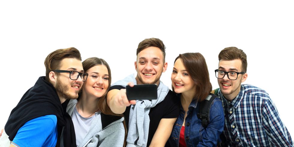 Gruppe Teenager macht Selfie