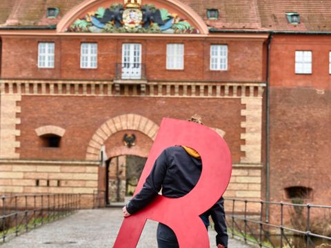 Bildvergrößerung: Person trägt ein großes rotes "B" vor der Zitadelle 