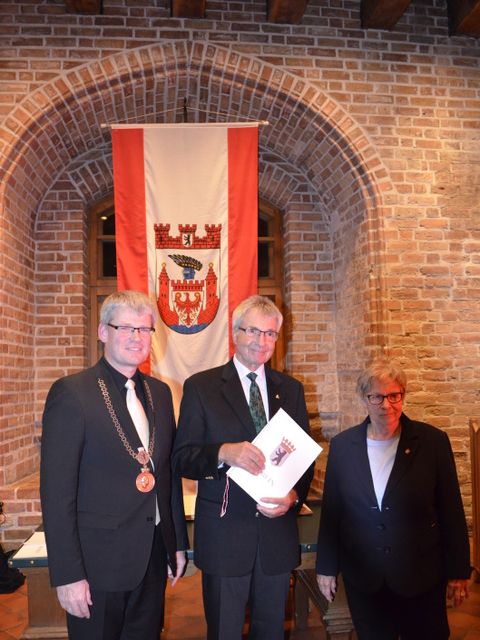 Bildvergrößerung: Bezirksbürgermeister Helmut Kleebank, Helmut van Heese und Bezirksverordnetenvorsteherin Gaby Schiller (von links nach rechts)