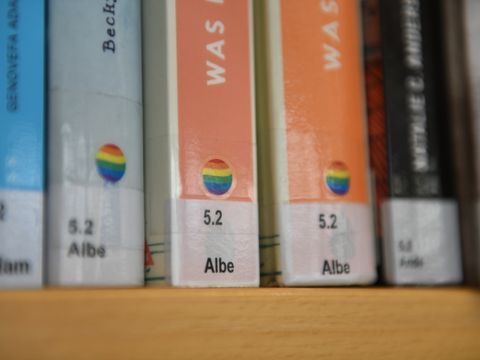Buchrücken mit Regenbogen-Stickern