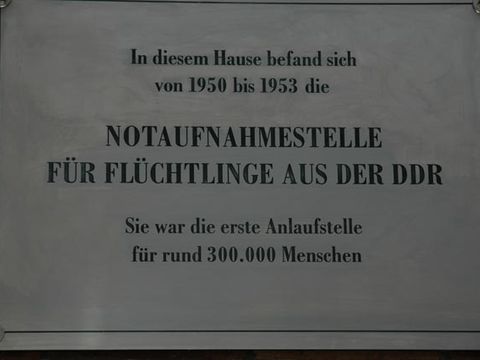Gedenktafel für eine Notaufnahmestelle, 22.11.2007, Foto: Andreas Fritsch