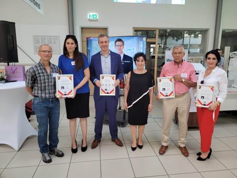 Erfolgreiche Unternehmerinnen und Unternehmer aus Reinickendorf mit Bezirksbürgermeisterin und Finanzsenator.