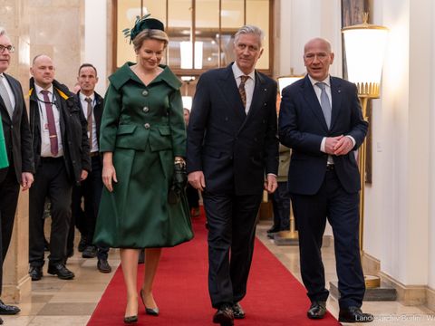 Das belgische Königspaar ist zu Beginn seines Staatsbesuchs von Berlins Regierendem Bürgermeister Kai Wegner begrüßt worden
