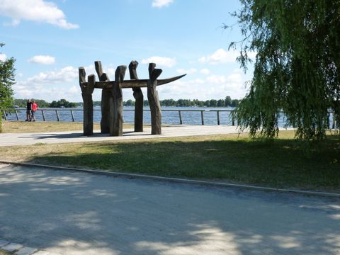 Zoom: Skulpturengruppe „Von Ufer zu Ufer“ am Nieder Neuendorfer See