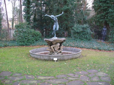 Tänzerinnenbrunnen im Garten