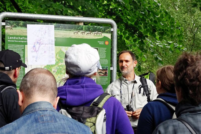 Bildvergrößerung: Forstamtsleiter Romeo Kapel erklärt die Geschichte des Hobrechtswaldes, 2015