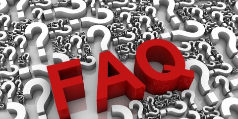 Rote Buchstaben "FAQ" auf Hintergrund mit Fragezeichen