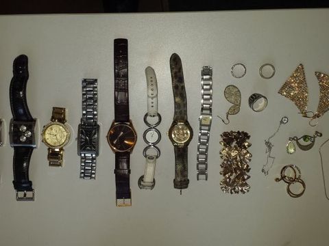 9x Armbanduhren, Armreif, 2x Halskette, 3x Ring, 2 Paar Ohrhänger, 2x Anhänger