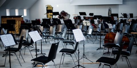 Orchesterbühne ohne MusikerInnenOrchesterbühne ohne MusikerInnen