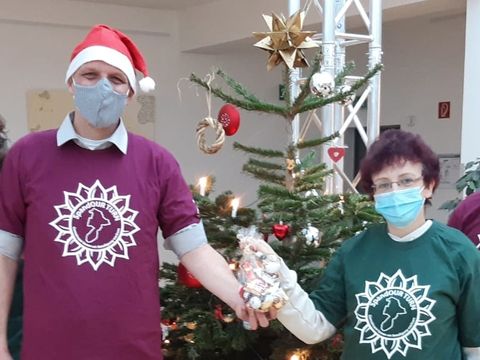 Bildvergrößerung: Bezirksstadtrat Stephan Machulik mit der Leiterin des KiK-Jugend-Cafés vor dem Weihnachtsbaum