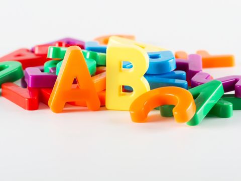 Bunte Buchstaben aus Plastik, Im Vordergrund die Buchstaben A, B und C