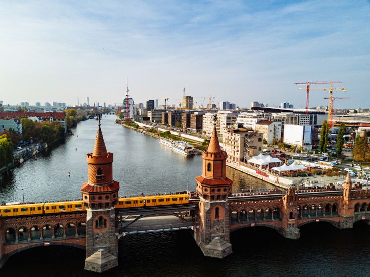 Panoramablick auf die Oberbaumbrücke in Berlin