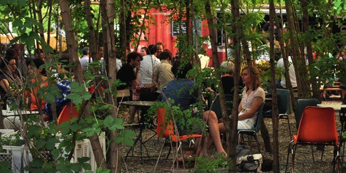 Paradiesische Entspannung mitten in Kreuzberg: Im Prinzessinnengarten am Moritzplatz kann man vor Ort angebautes Gemüse zum Mittag essen oder bei einem Kaffee die Ruhe genießen