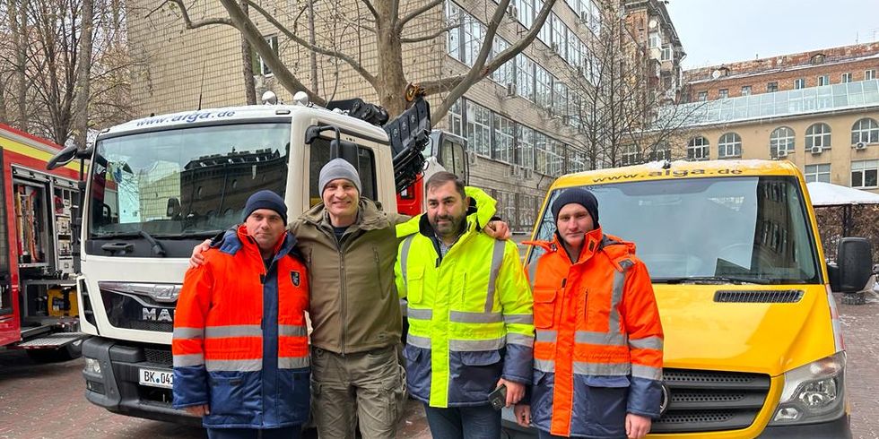 Bürgermeister Vitali Klitschko mit Vertretern des Straßendienstes von Pechersk vor den aus Charlottenburg-Wilmersdorf kommenden Fahrzeugen