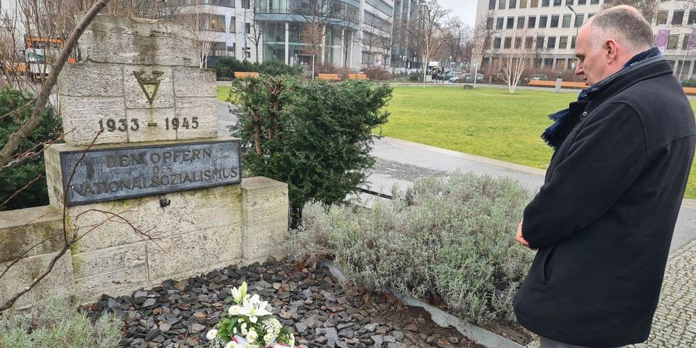 Gedenken an die Opfer des Holocaust - Stadtrat Detelef Wagner auf dem Steinplatz