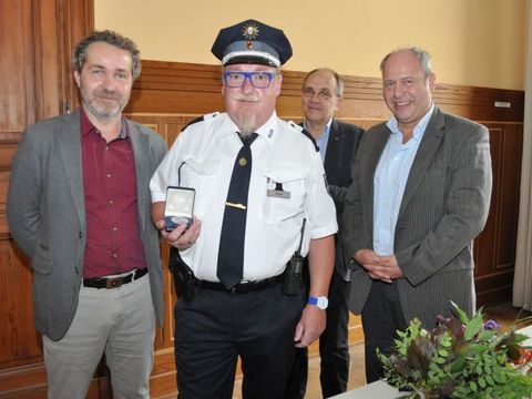 Bildvergrößerung: Übergabe Erinnerungsmedaille an Polizeikommissar Ingo Koar