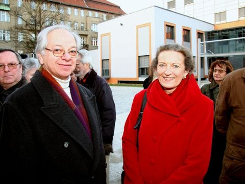 Dr. Wolfgang Buck und Bezirksbürgermeisterin Monika Thiemen auf dem Gelände der PTB, Foto: PTB-Bildstelle