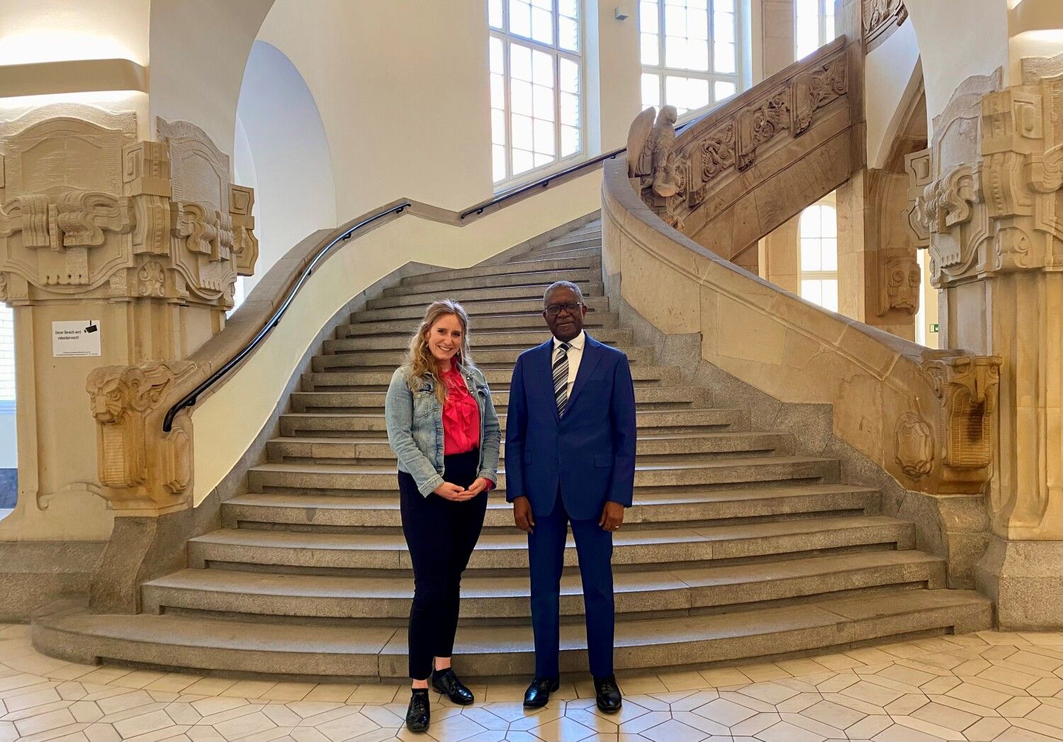 Bezirksbürgermeisterin Bauch und der Botschafter Kameruns Victor NDOCK.