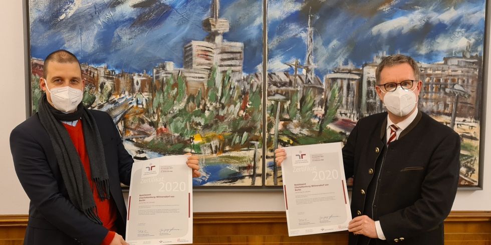 Vor einem Jahr: Bezirksbürgermeister Reinhard Naumann (r.) und Christian Sauer, Leiter der Personalabteilung, präsentieren stolz das Zertifikat der berufundfamilie Service GmbH.