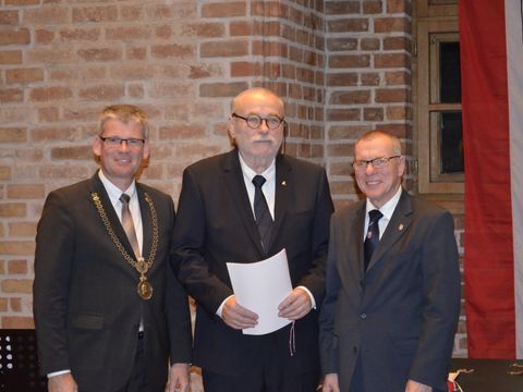 Bildvergrößerung: Bezirksbürgermeister Helmut Kleebank, Reinhard Hoffmann und Bezirsverordnetenvorsteher Joachim Koza (von links nach rechts)