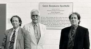 Glenn und Gary Lambert, die Söhne Gretel Bergmanns, mit Bezirksbürgermeister Horst Dohm (Mitte) bei der Eröffnung der Gretel-Bergmann-Sporthalle am 25.8.1995