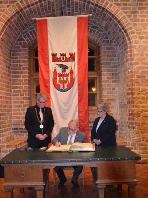 Bildvergrößerung: Bezirksbürgermeister Helmut Kleebank, Bernd Bärwalde und Bezirksverordnetenvorsteherin Gaby Schiller (von links nach rechts)