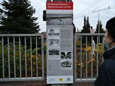 Bildvergrößerung: Die neue Gedenktafel informiert über die Geschichte des Ortes
