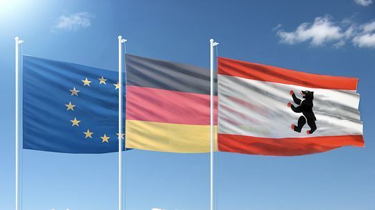 Flaggen nebeneinander: EU, Deutschland, Berlin